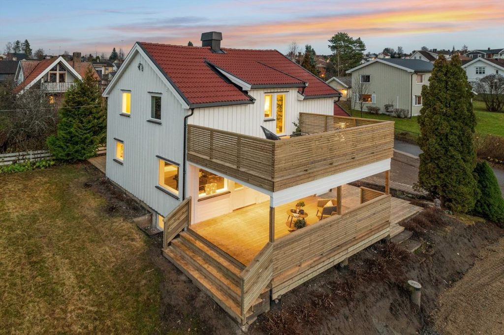 dom w Hamar z balkonem i tarsem