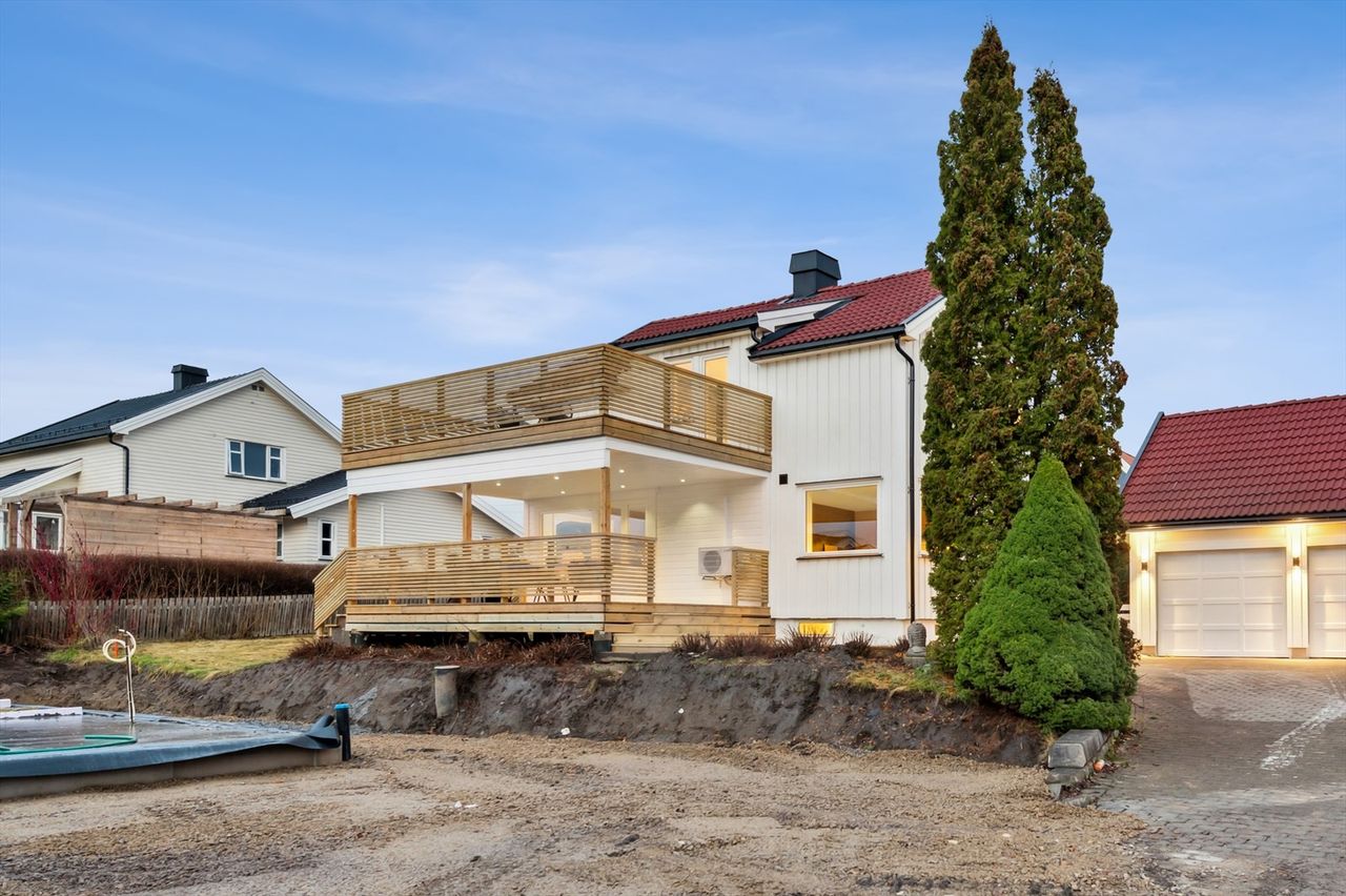 dom w Hamar z balkonem i tarsem
